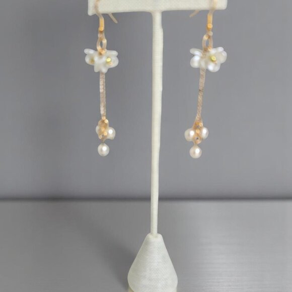 Flower Petal dangle earrings with pearl drops - Picture 3 of 4